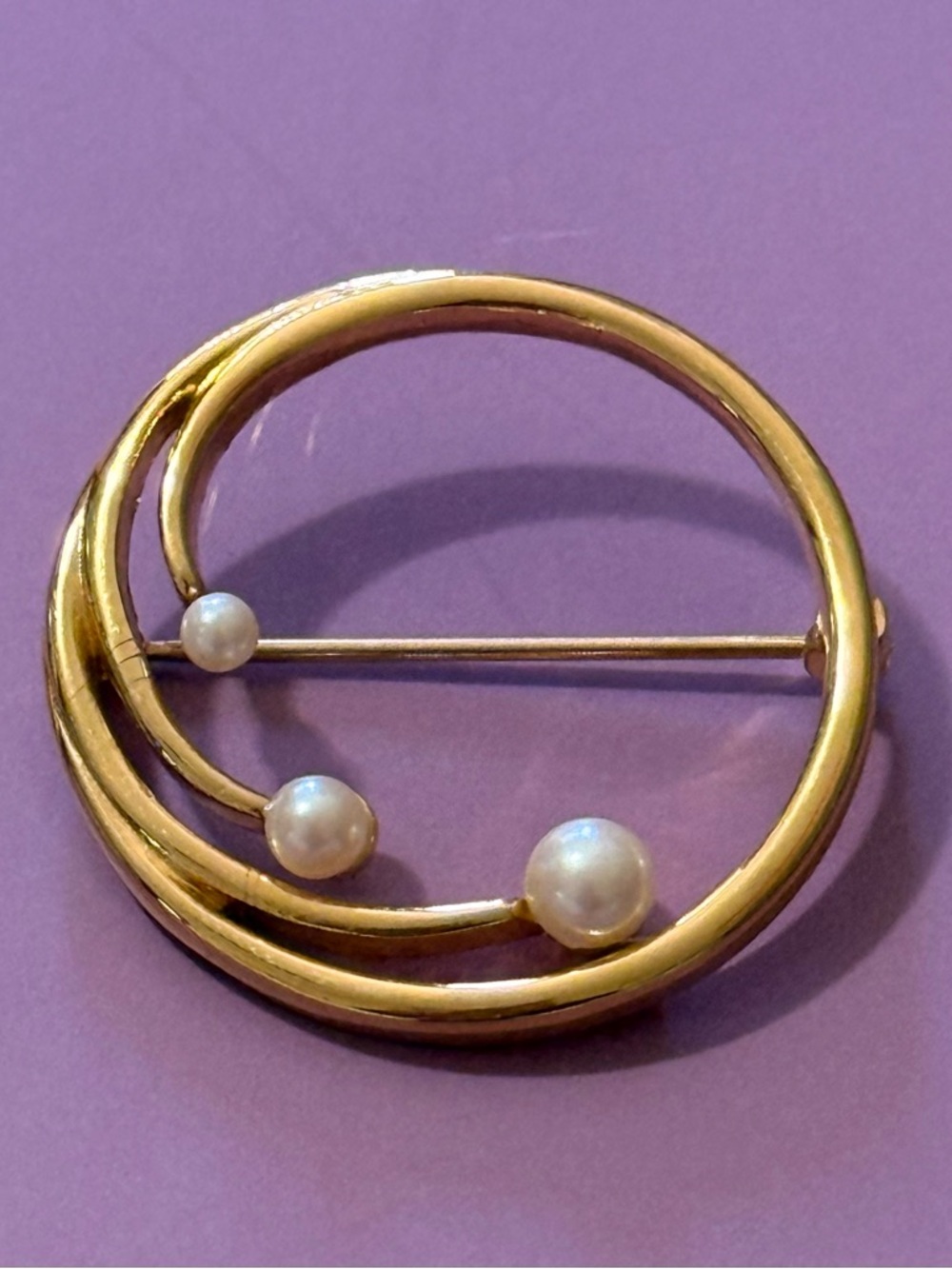 Classic Gold-Tone Pearl Circle Brooch